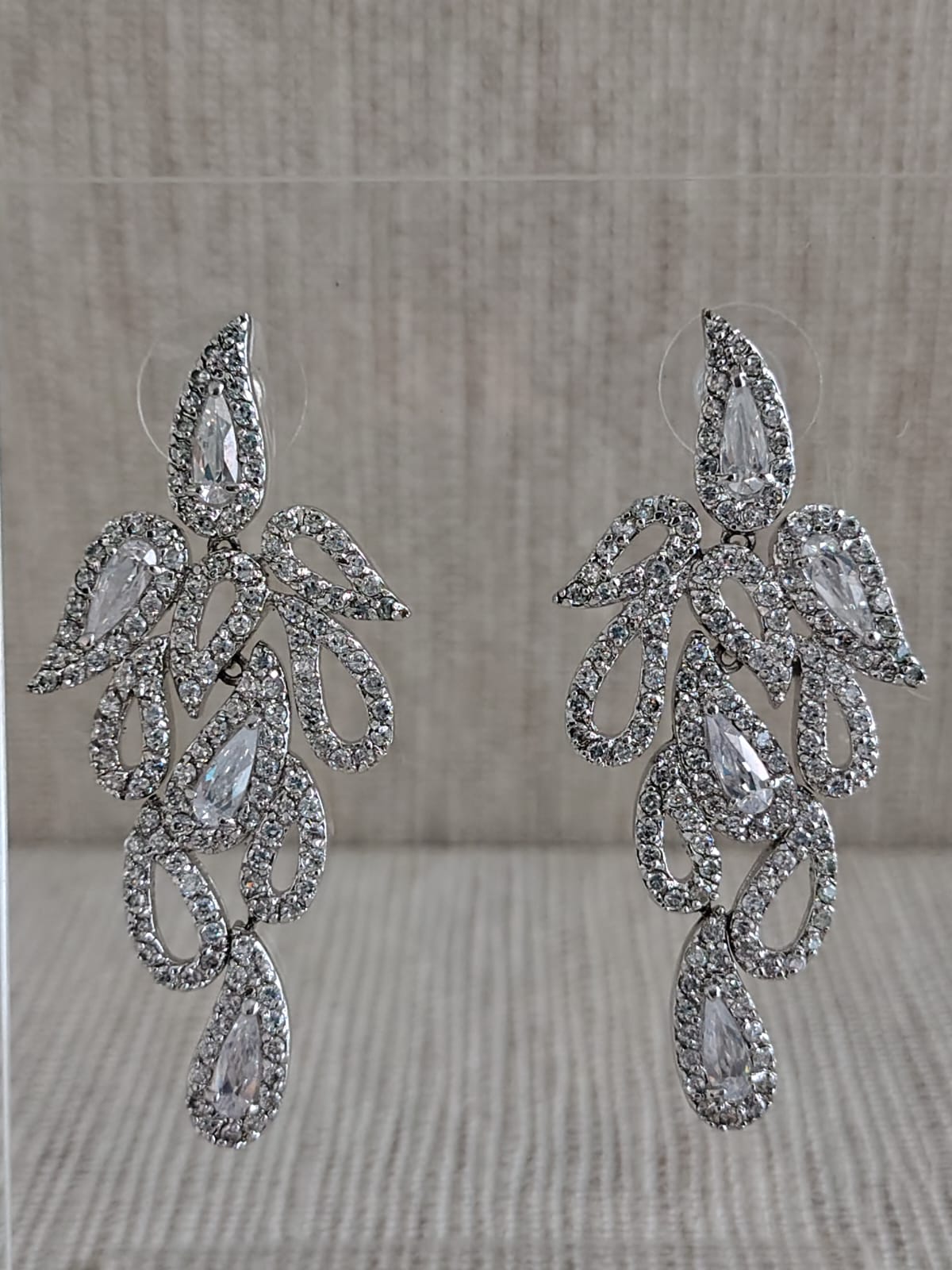 Brinco Cascata Folhas e Gota