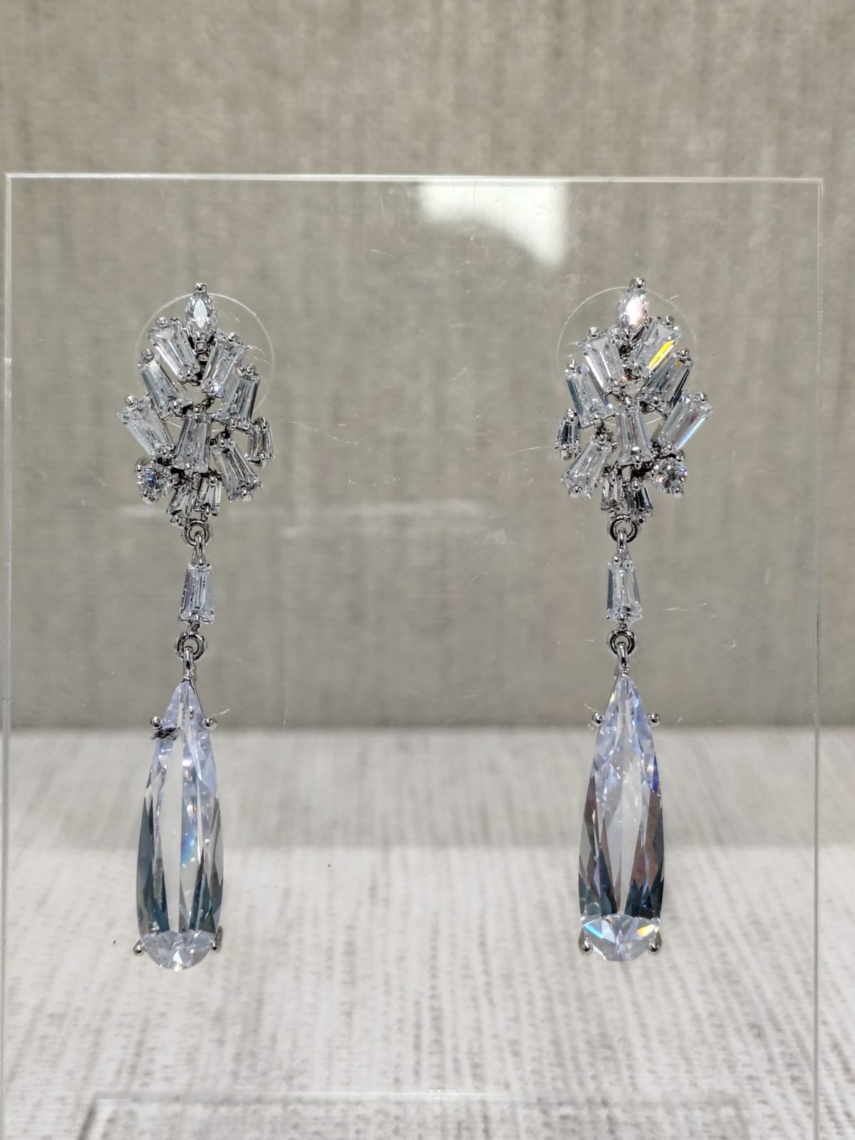 Brinco Gota Alongada Lapidada com Base Cravejada