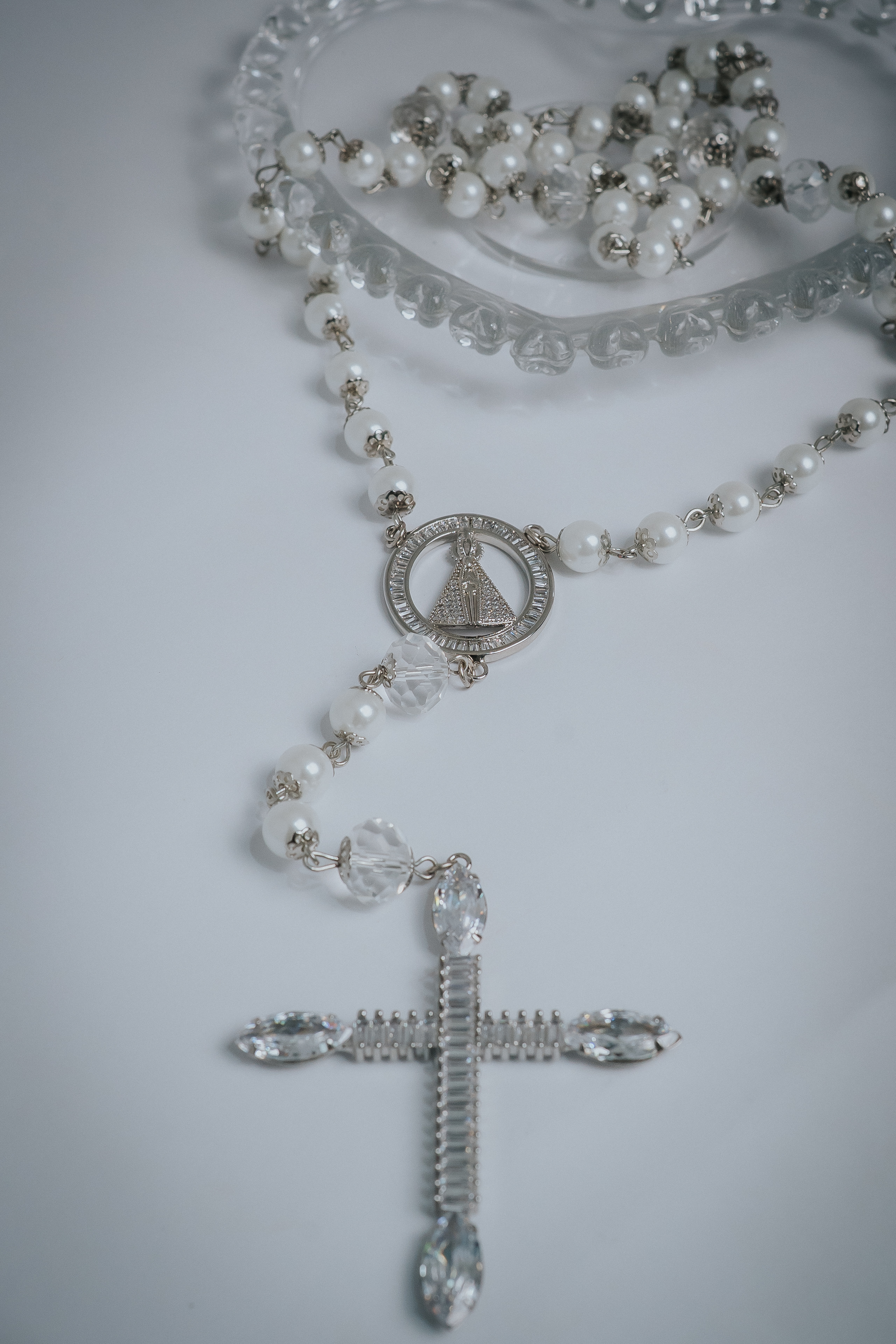 Terço Luxo Pérolas com Nossa Senhora Aparecida e Cruz Linear de Zircônias