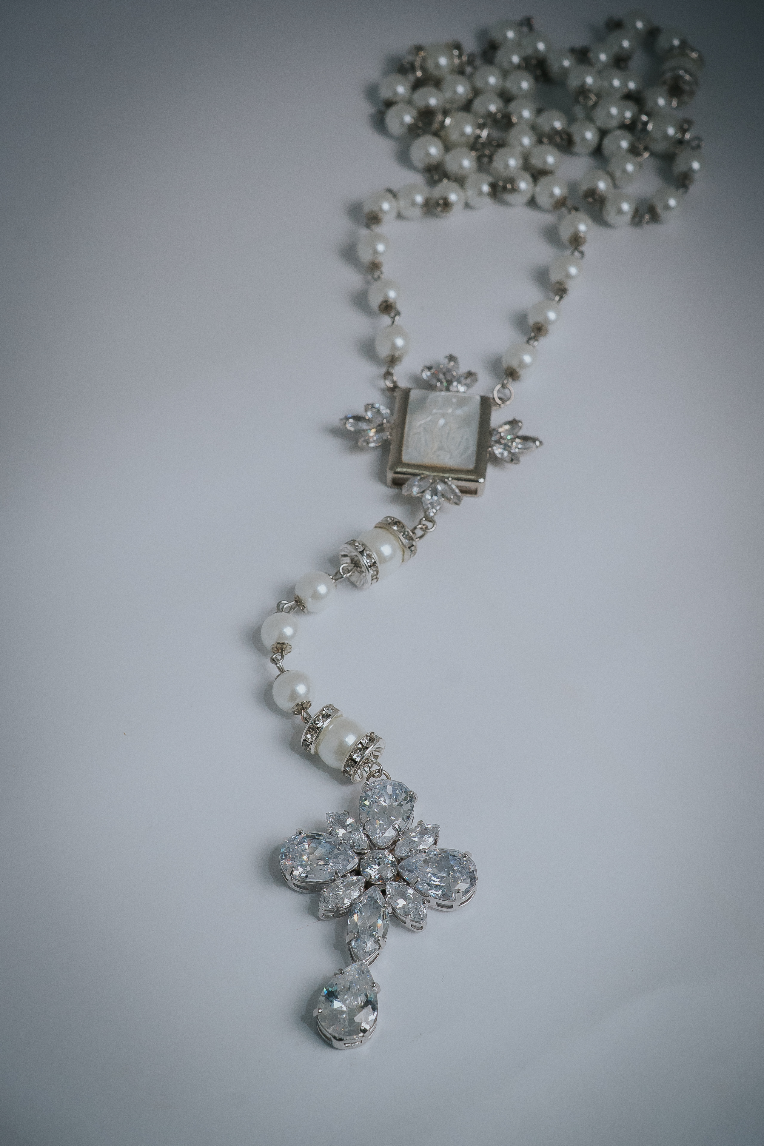 Terço Luxo Pérolas com Nossa Senhora das Graças e Cruz Floral de Zircônias