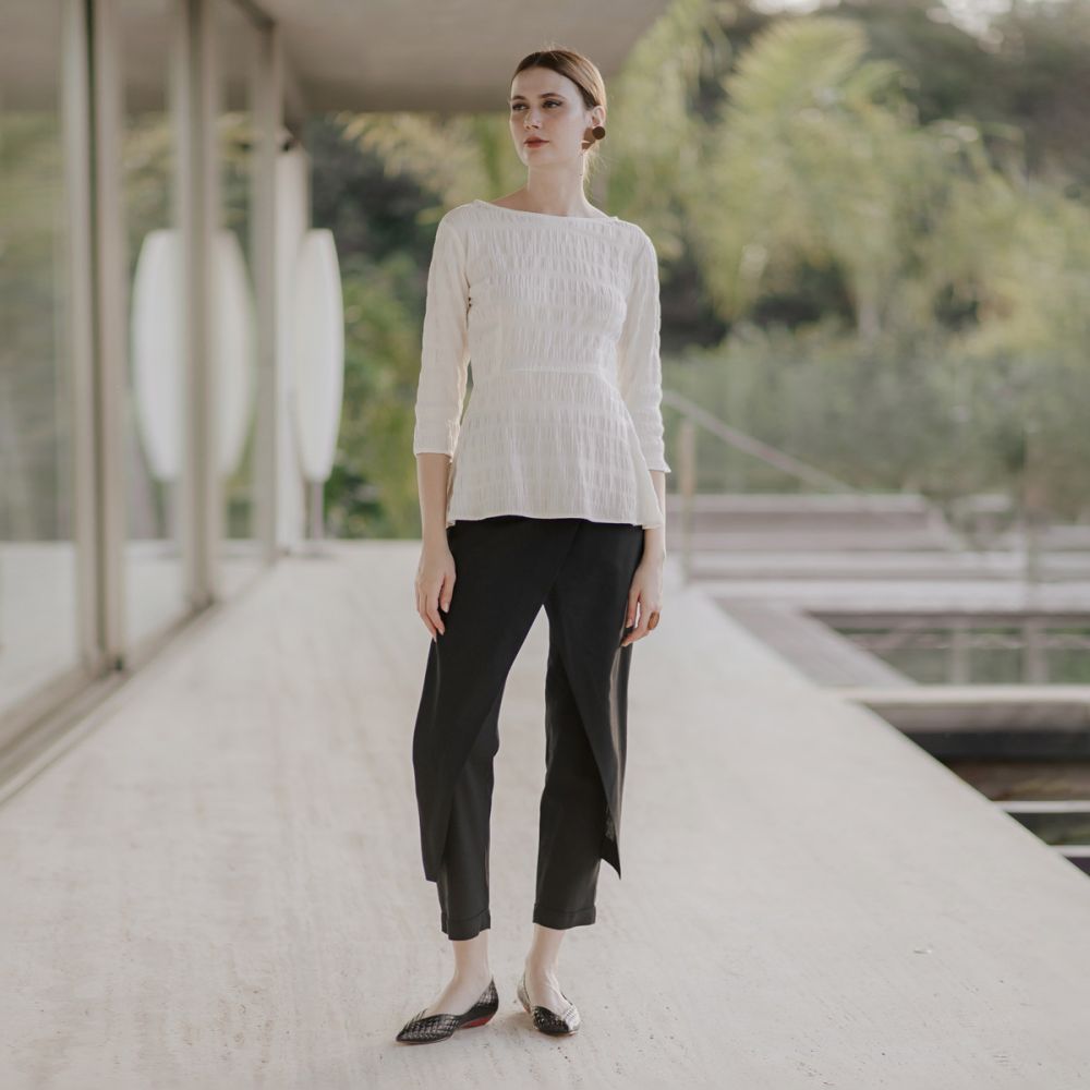 CALÇA DE ALFAIATARIA COM SOBREPOSIÇÕES