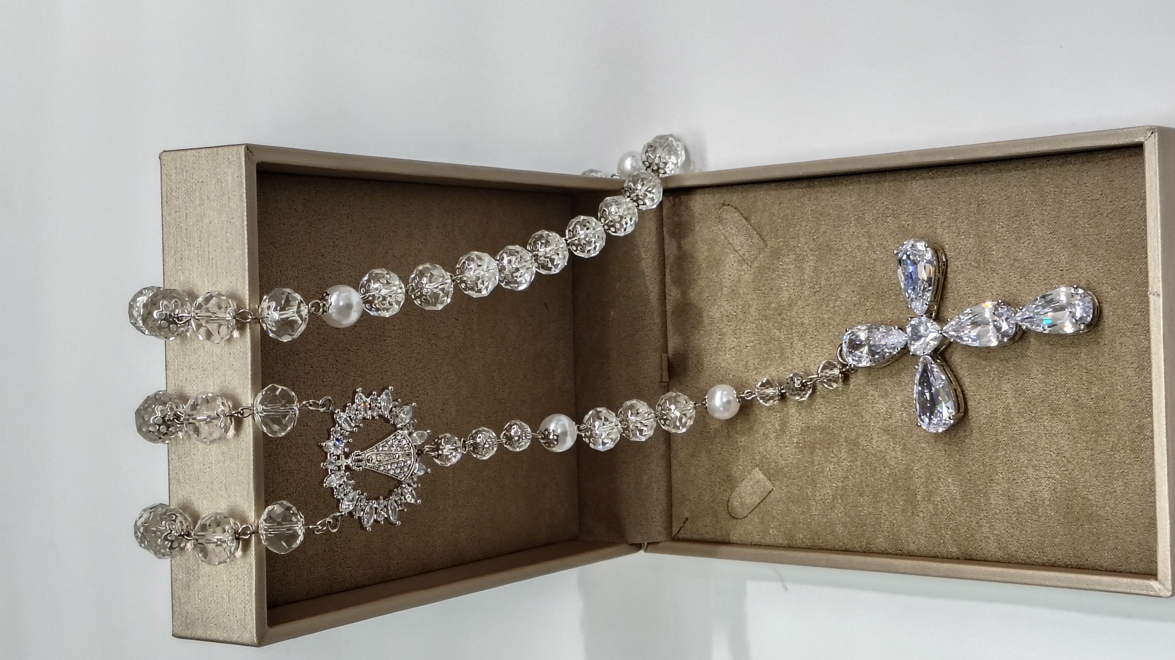 Terço Luxo Cristal Nossa Senhora Aparecida e Cruz Gotas e Coração de Zircônias