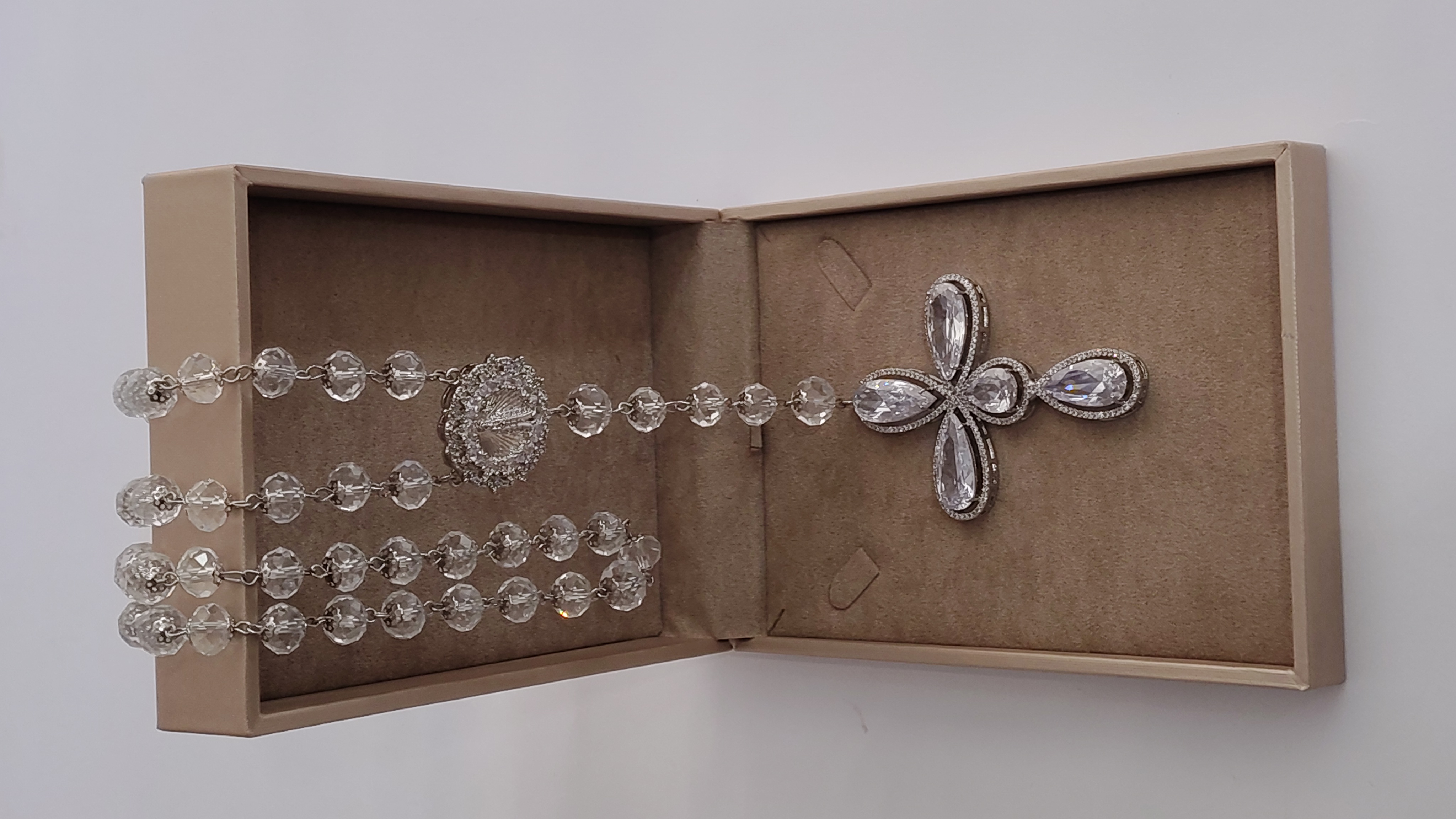 Terço Luxo Cristal Medalha Facetada Nossa Senhora das Graças e Cruz de Gotas de Zircônias