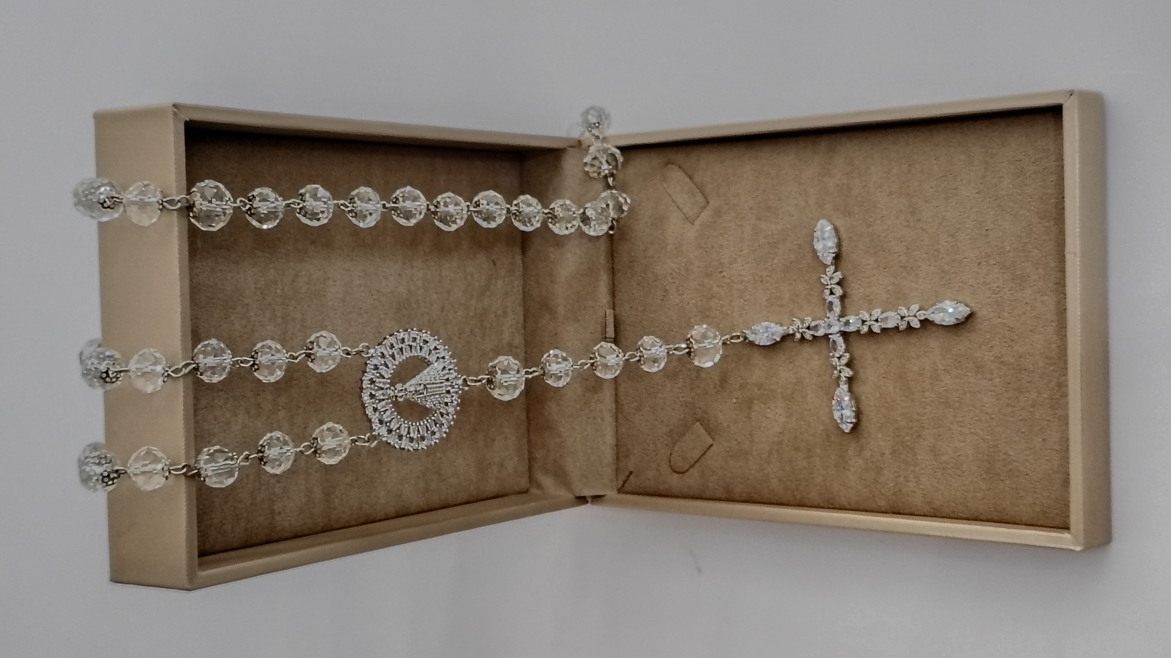 Terço Luxo Cristal Medalha Facetada Nossa Senhora Aparecida e Cruz Floral
