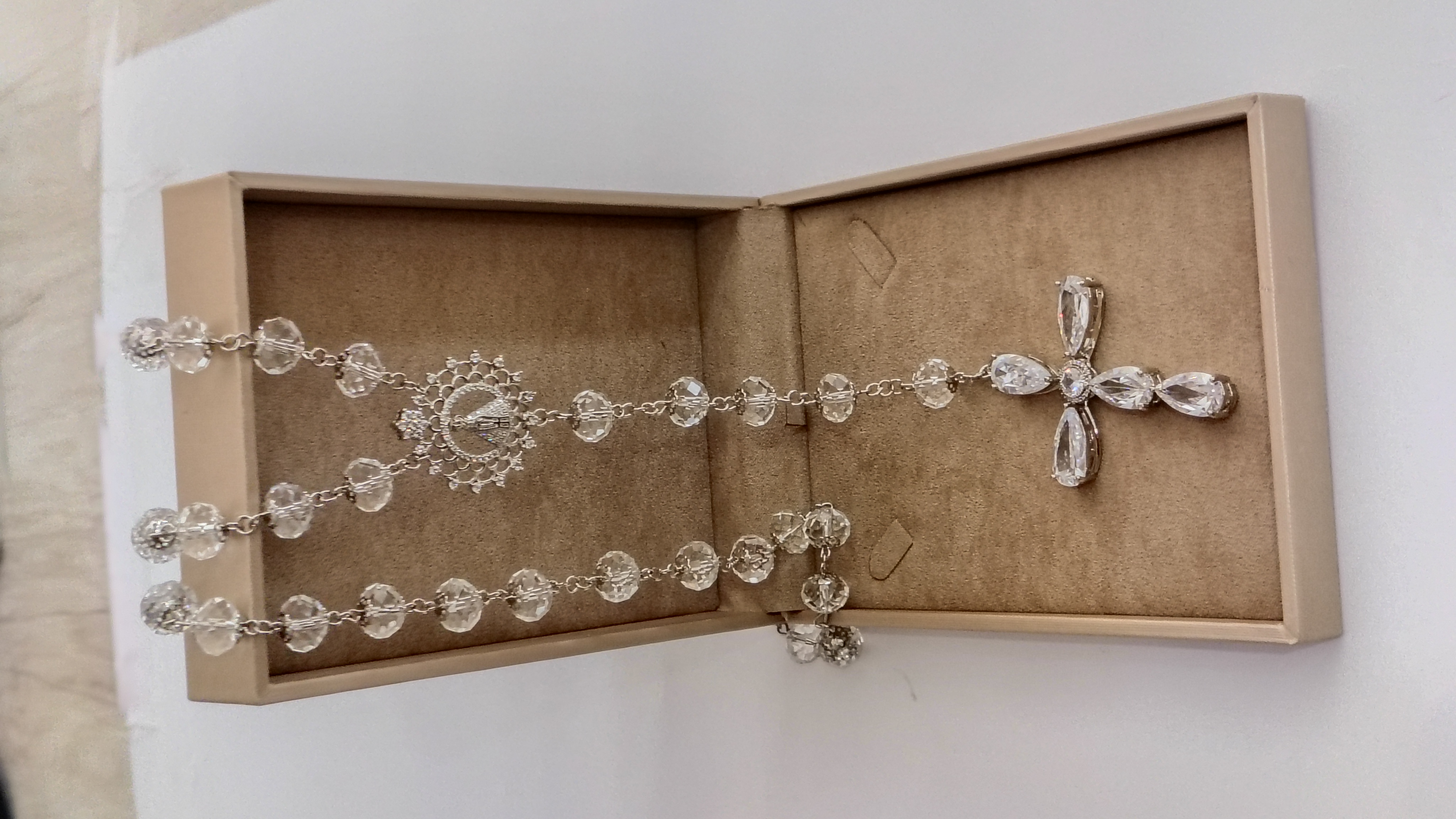 Terço Luxo Cristal Medalha de Nossa Senhora Aparecida Flores e Elos Cruz de Zircônias Cúbicas